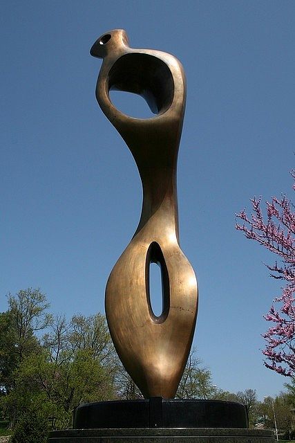 Henry Moore(亨利&middot;摩爾)| 英國雕塑家。摩爾以大型鑄銅雕塑和大理石雕塑聞名。帶空洞、斜倚的人物造型是他最典型的雕塑樣式。他受畢加索二十年代末期的素描和油畫風格影響,運用自然物形去作抽象雕刻。亨利摩爾四十年代后又創作一系列充滿人倫情感的作品,如等。